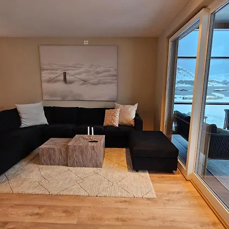 Stor Og Ny Med Fjordutsikt Apartment