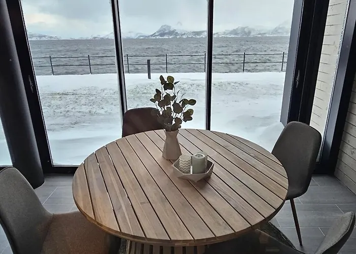 Stor Og Ny Med Fjordutsikt شقة Sande (Selje)