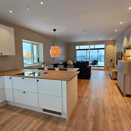 Stor Og Ny Med Fjordutsikt